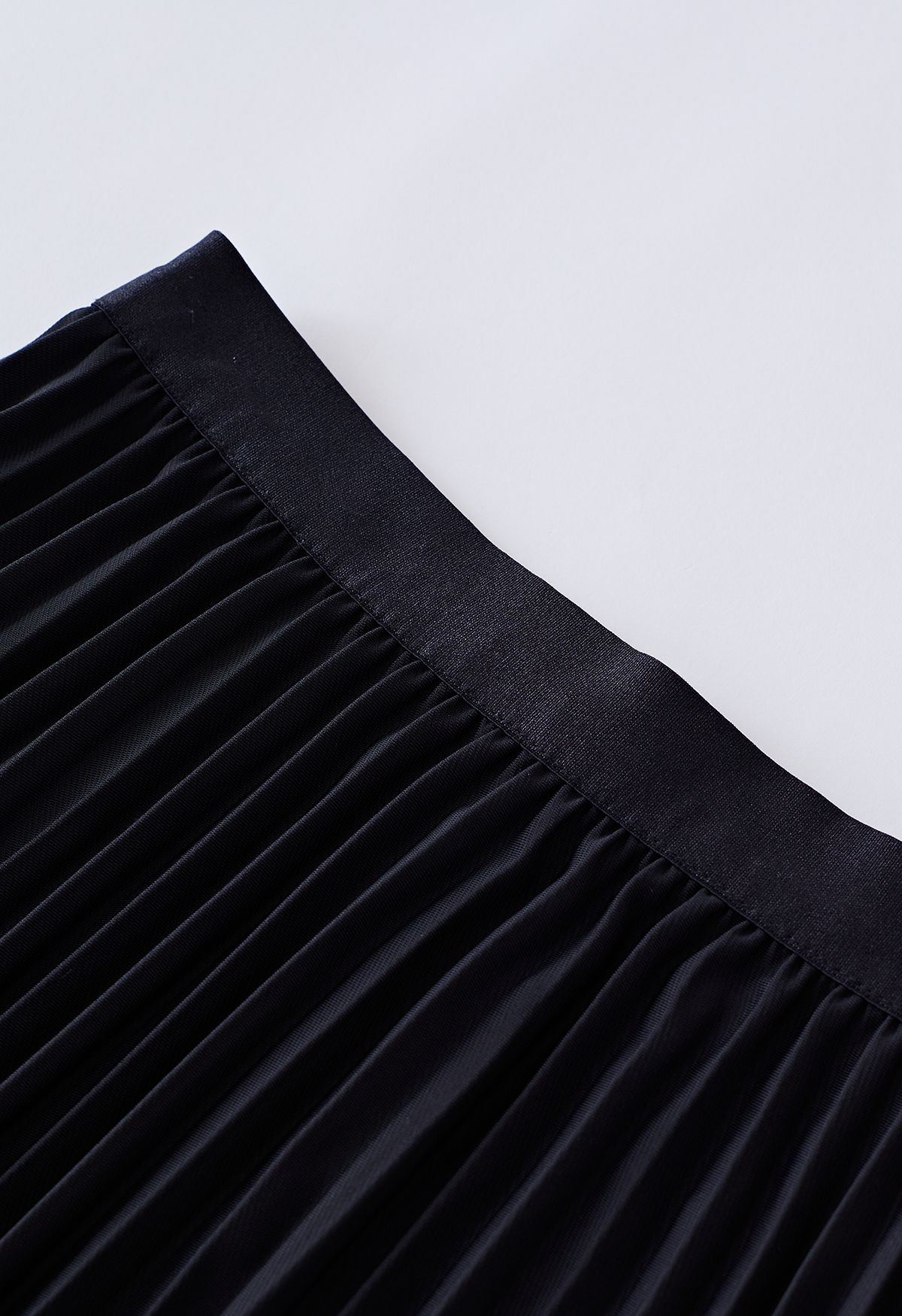 Seam Detailing Pleated Midi Skirt in Black