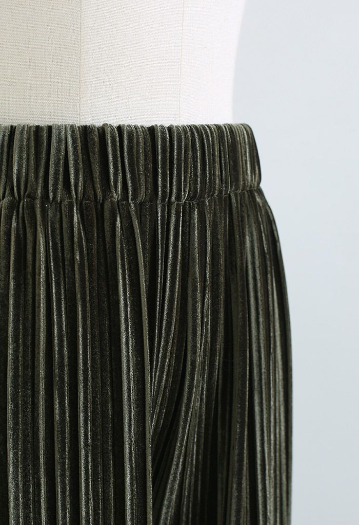 Wide-Leg Pleated Velvet Pants in Moss Green