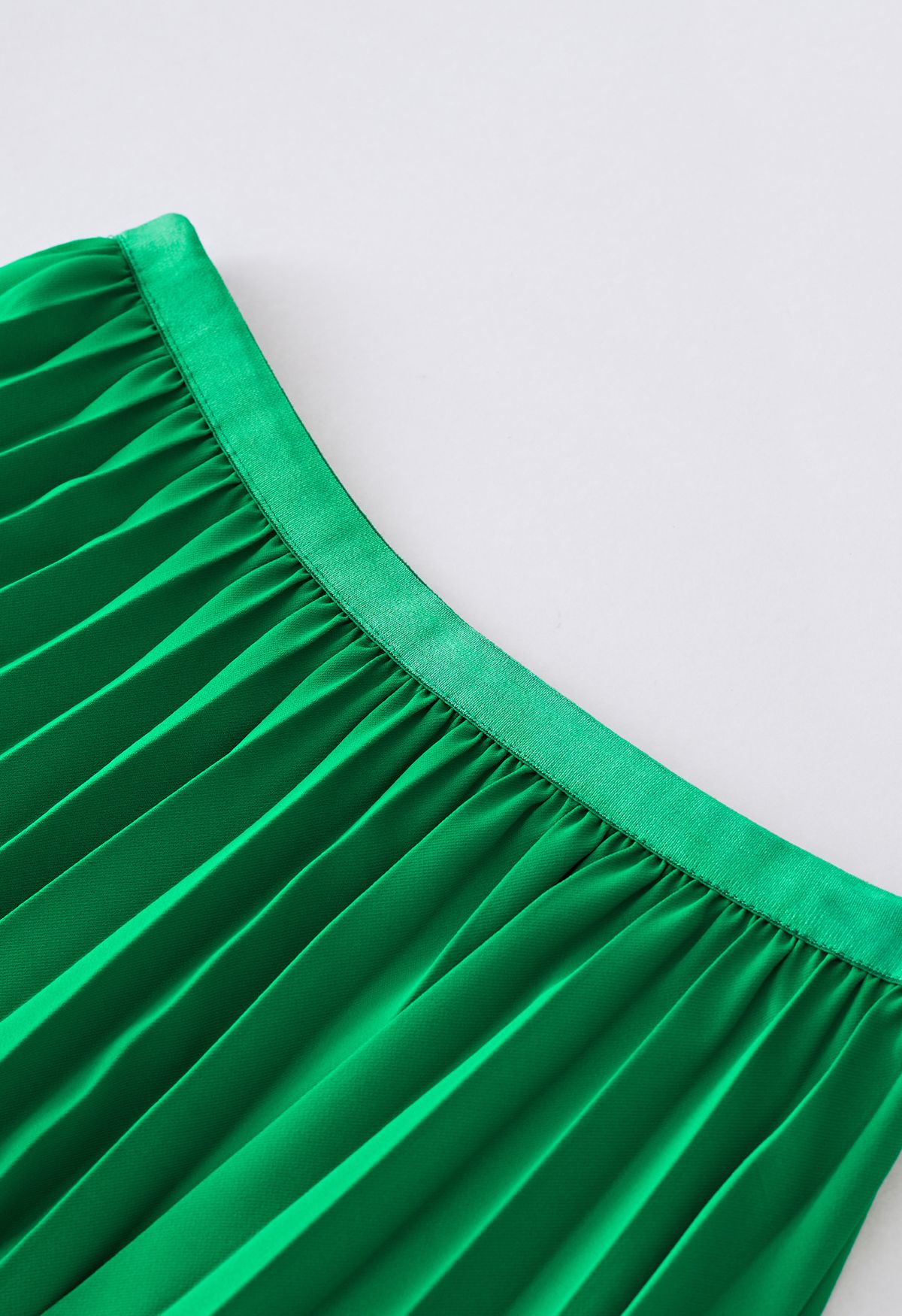 Zigzag Embossed Pleated Midi Skirt in Green