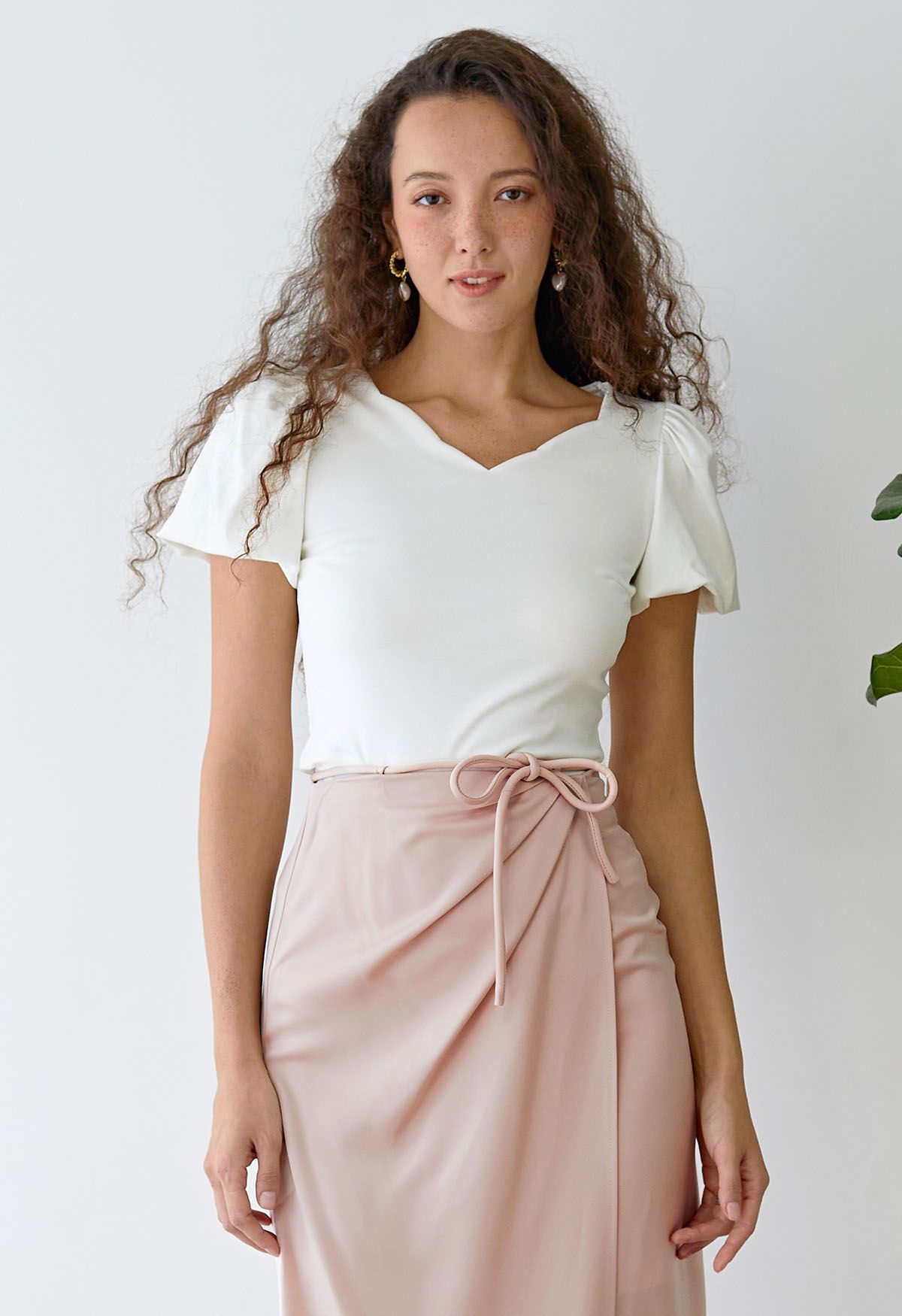 Wavy Neckline Short Bubble Sleeve Top in White