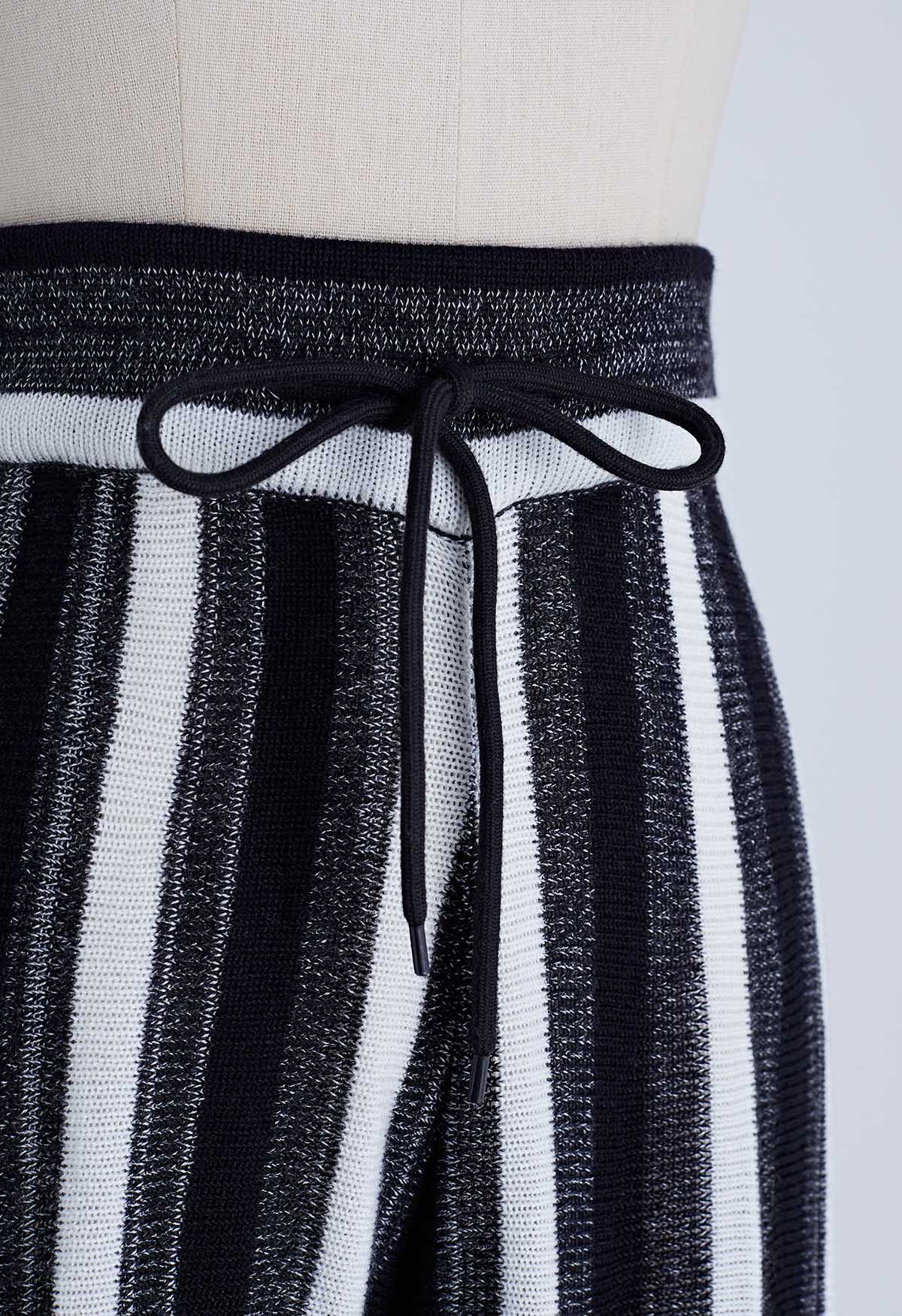 Stripe Pattern Straight-Leg Knit Pants in Black