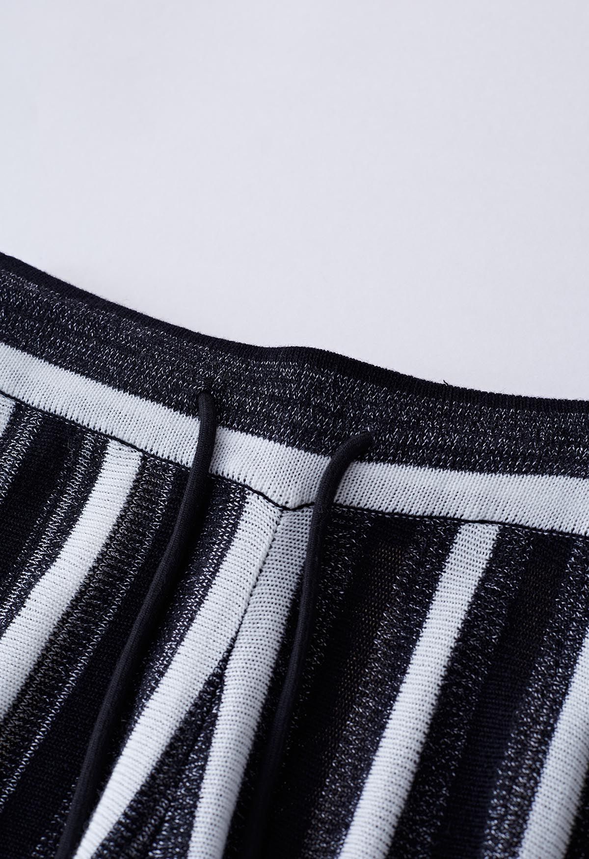 Stripe Pattern Straight-Leg Knit Pants in Black