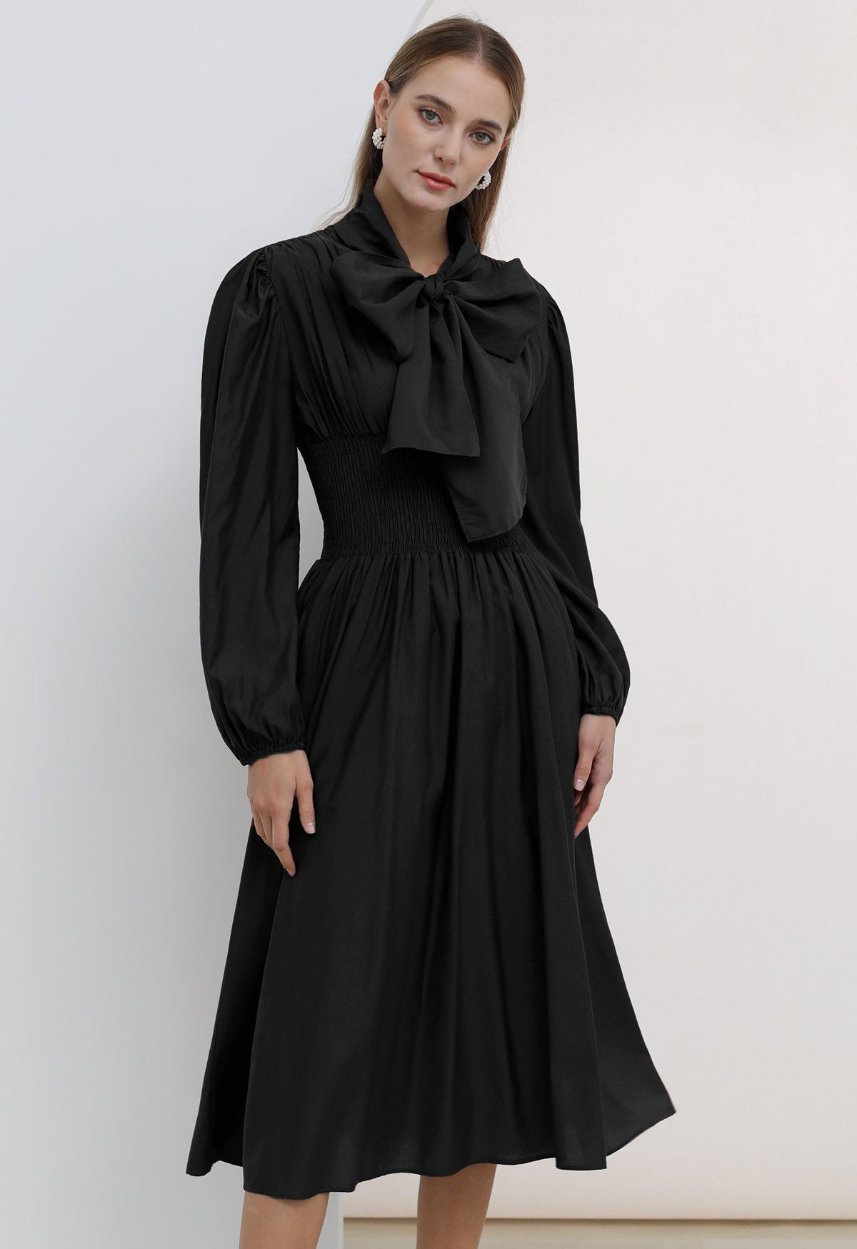 Self-Tie Bowknot Neckline Puff Sleeves Midi Dress in Black