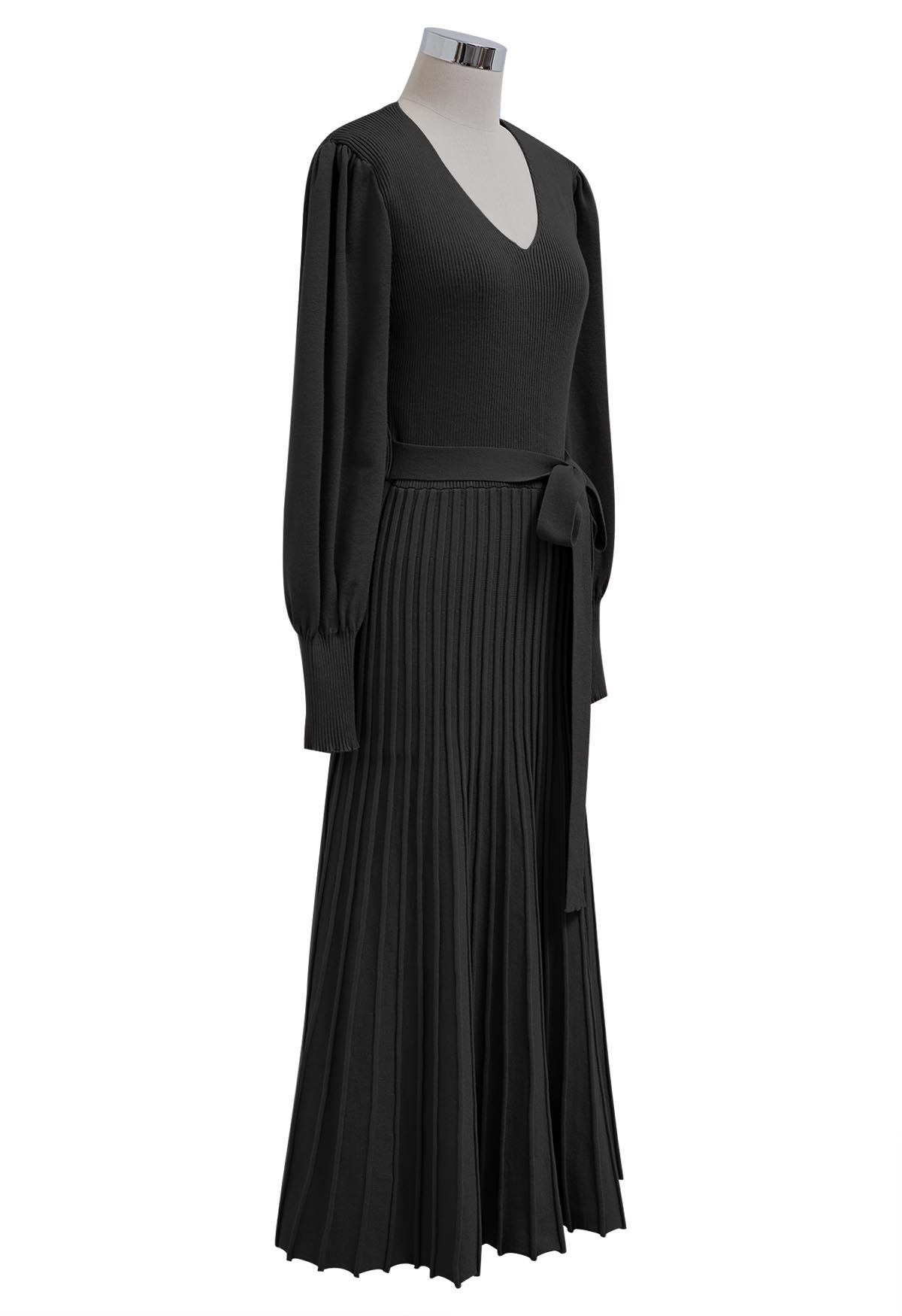 Captivating V-Neck Tie Waist Pleated Knit Dress in Black