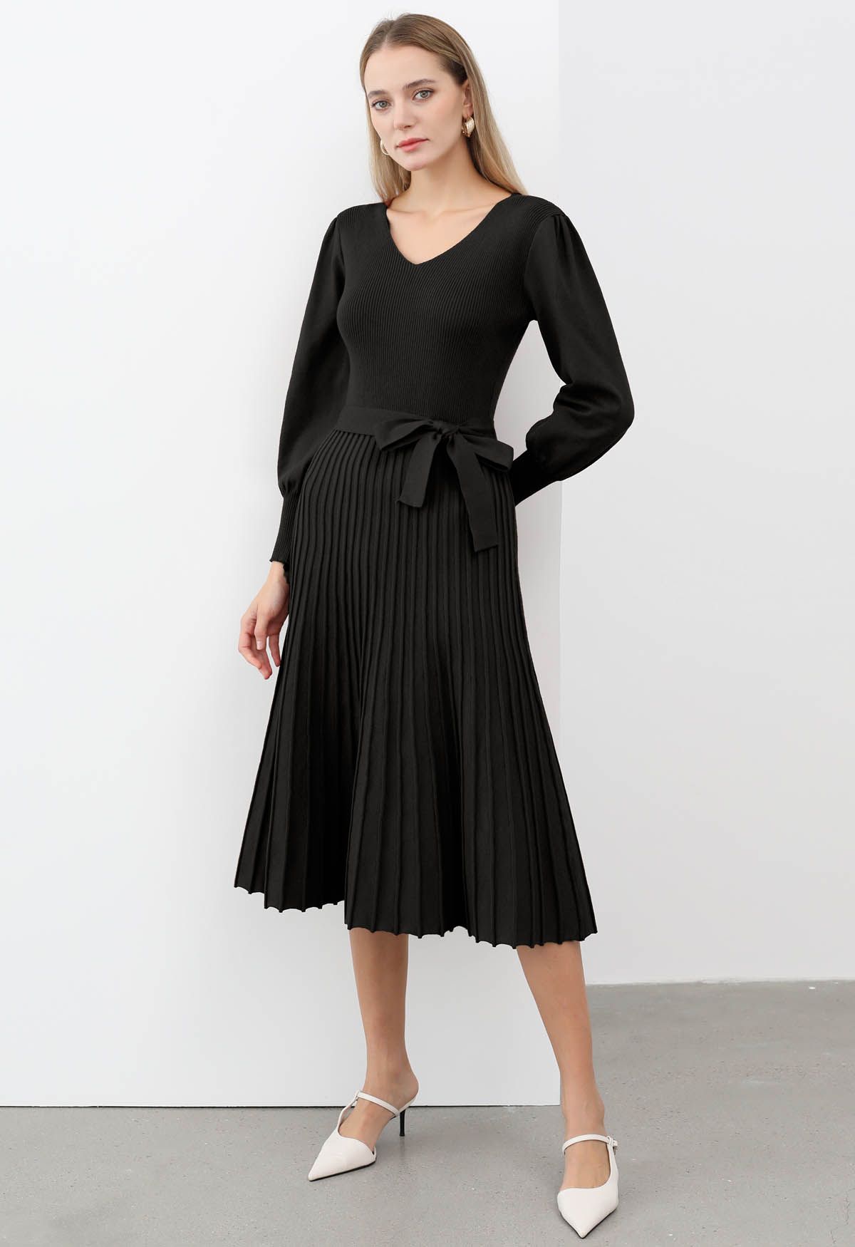 Captivating V-Neck Tie Waist Pleated Knit Dress in Black