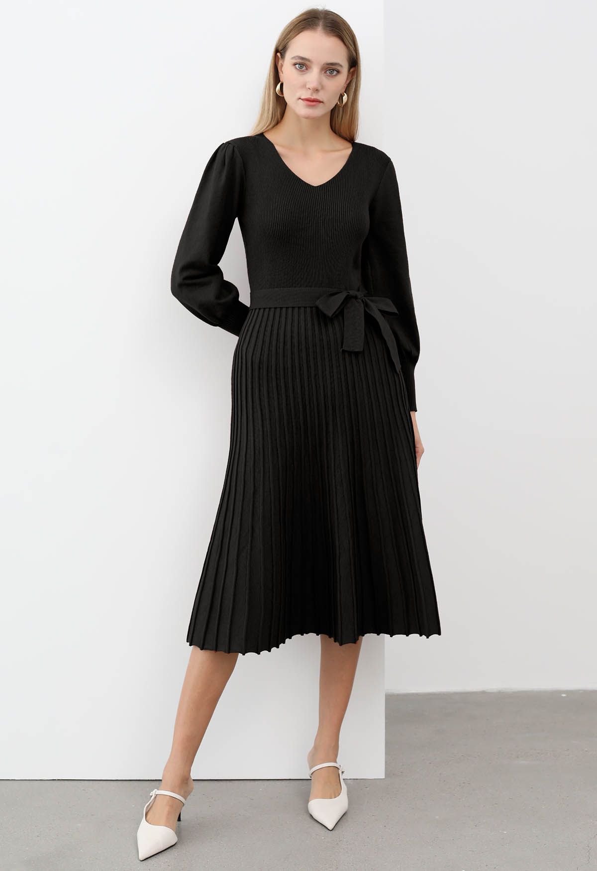 Captivating V-Neck Tie Waist Pleated Knit Dress in Black