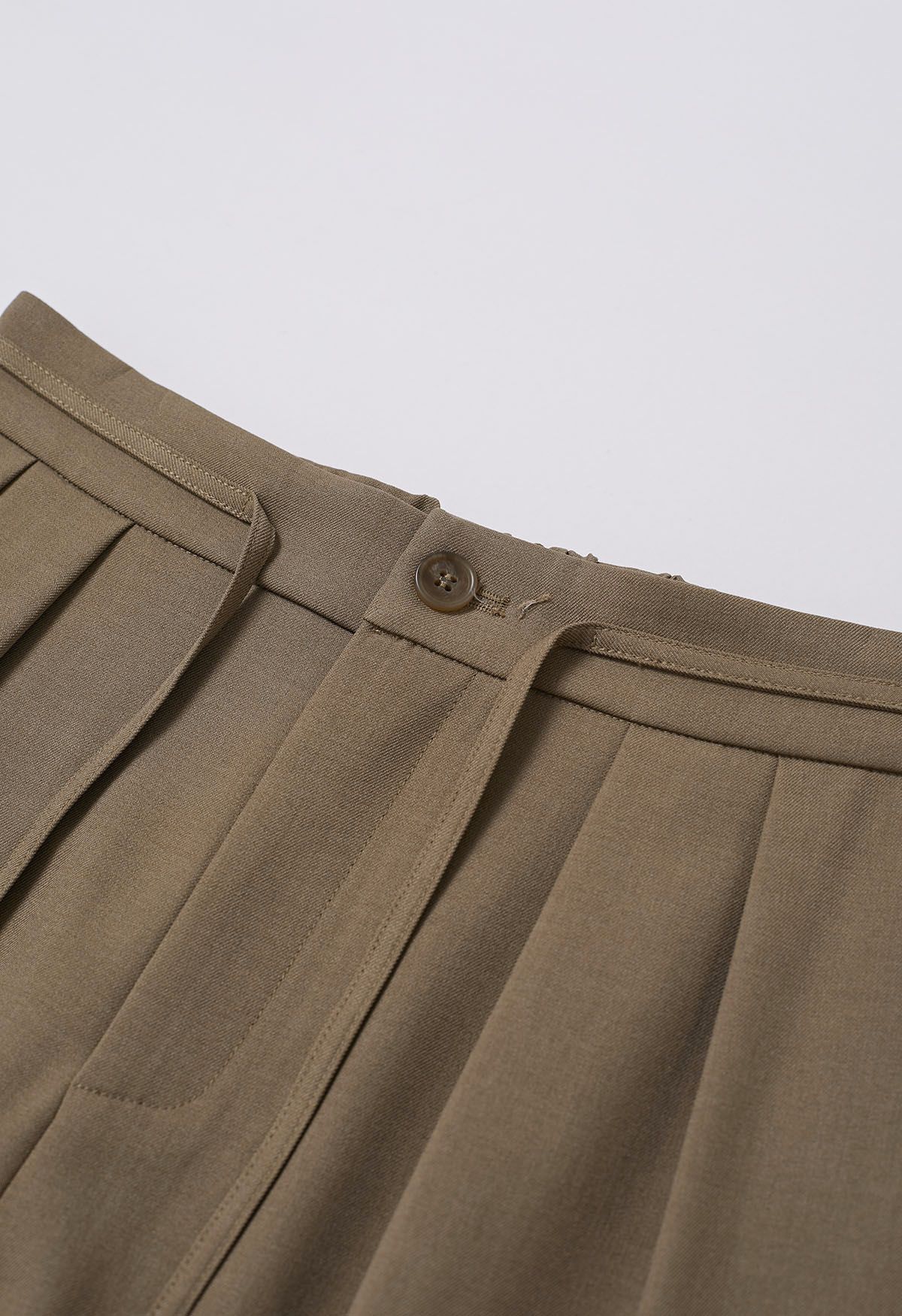 Gentle Pleats Side Pockets Straight-Leg Pants in Khaki