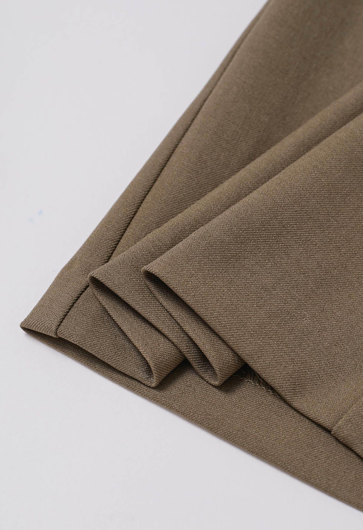 Gentle Pleats Side Pockets Straight-Leg Pants in Khaki