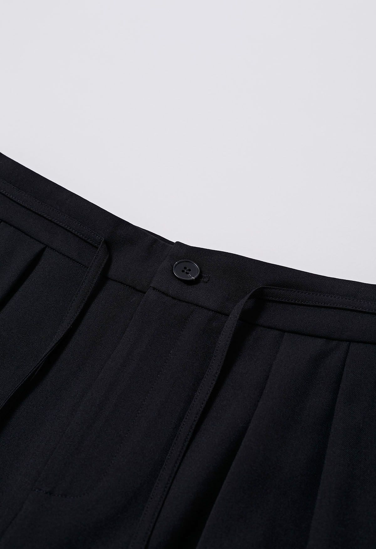 Gentle Pleats Side Pockets Straight-Leg Pants in Black