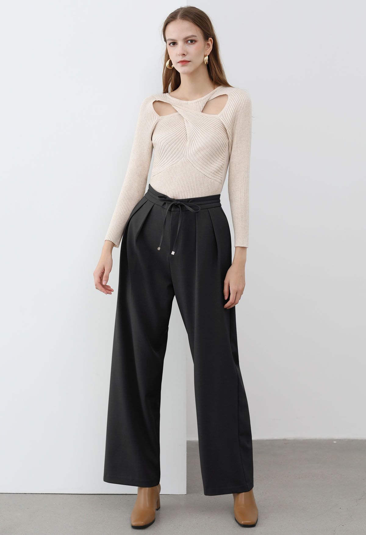 Gentle Pleats Side Pockets Straight-Leg Pants in Black