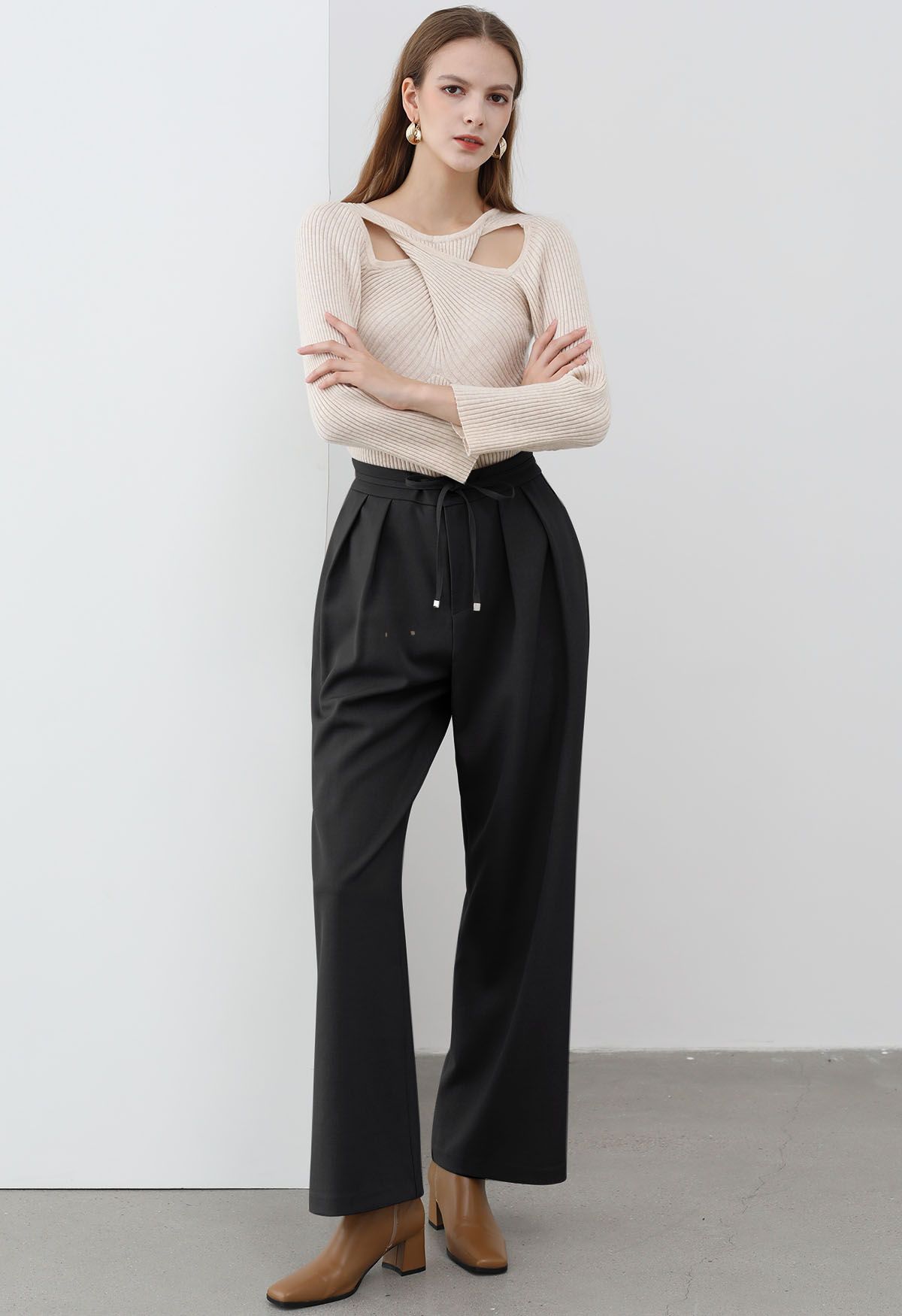 Gentle Pleats Side Pockets Straight-Leg Pants in Black