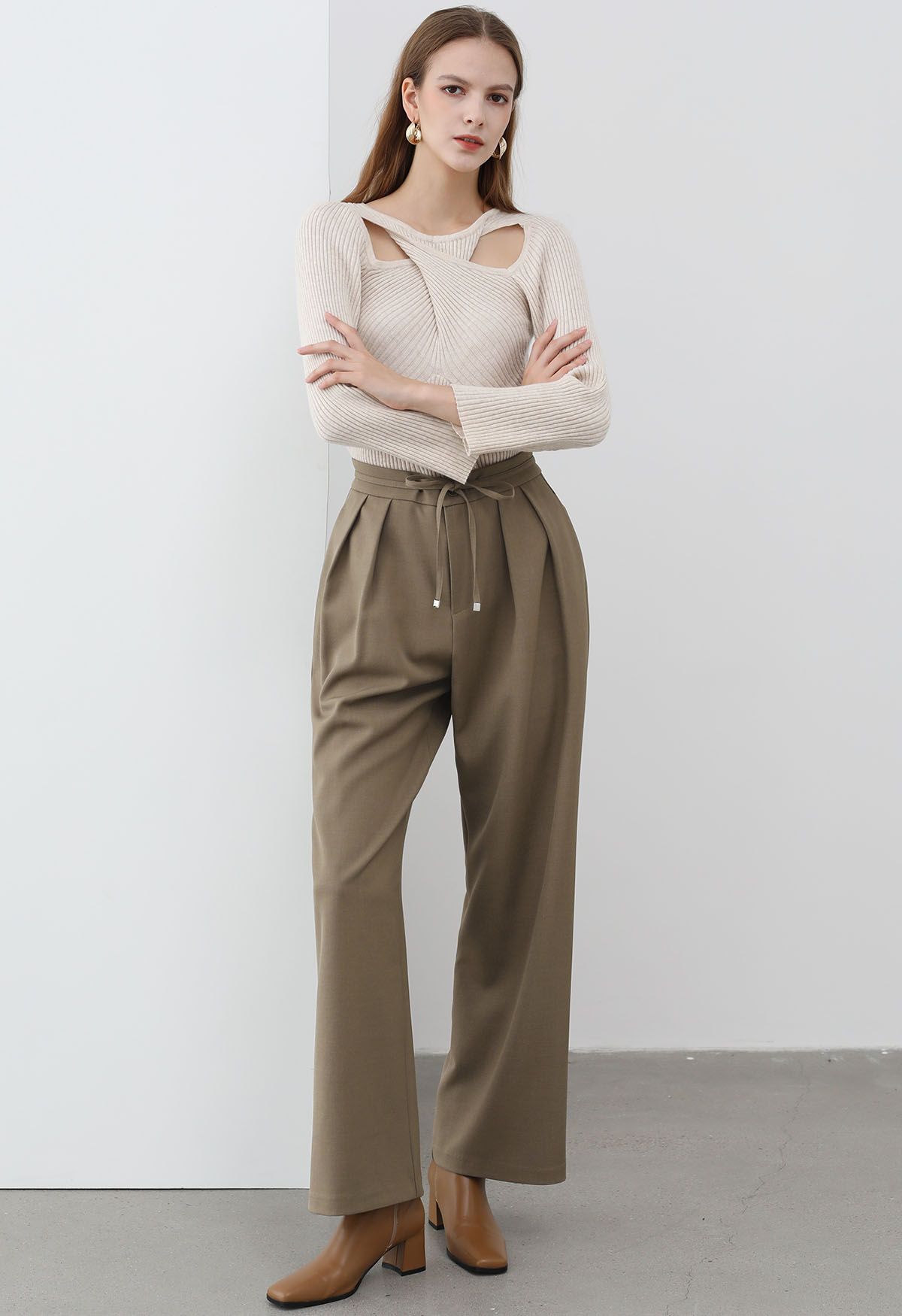 Gentle Pleats Side Pockets Straight-Leg Pants in Khaki