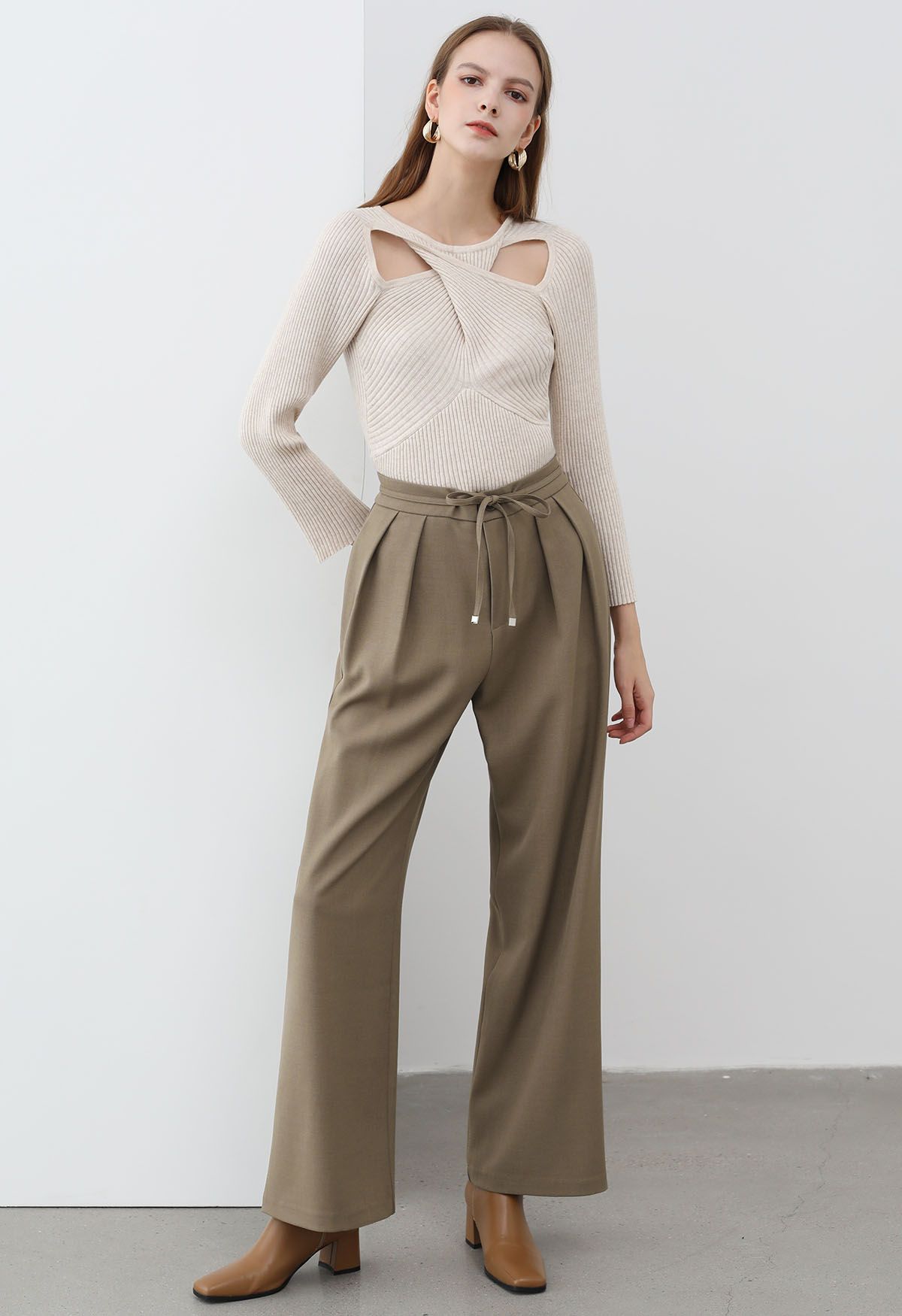 Gentle Pleats Side Pockets Straight-Leg Pants in Khaki