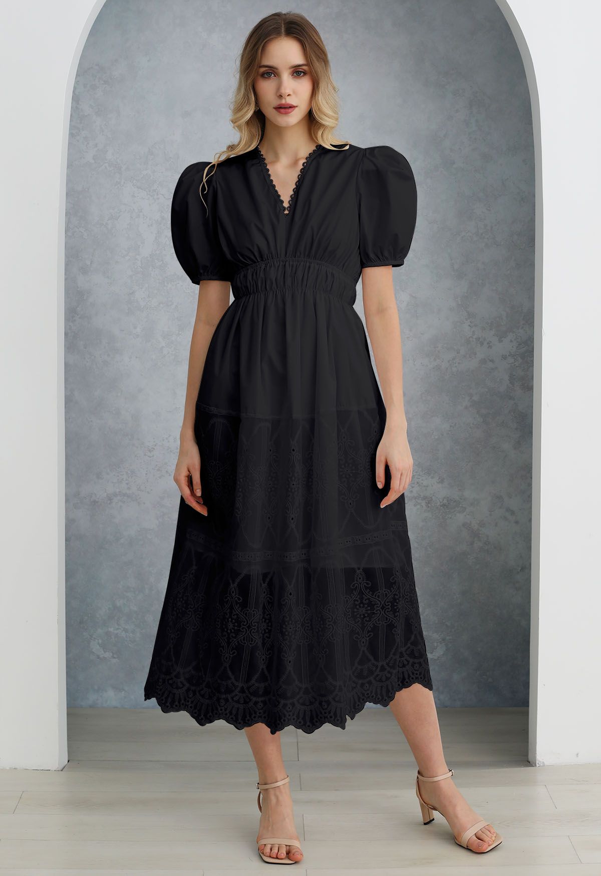 Embroidery Spliced V-Neck Puff Short Sleeves Dress in Black