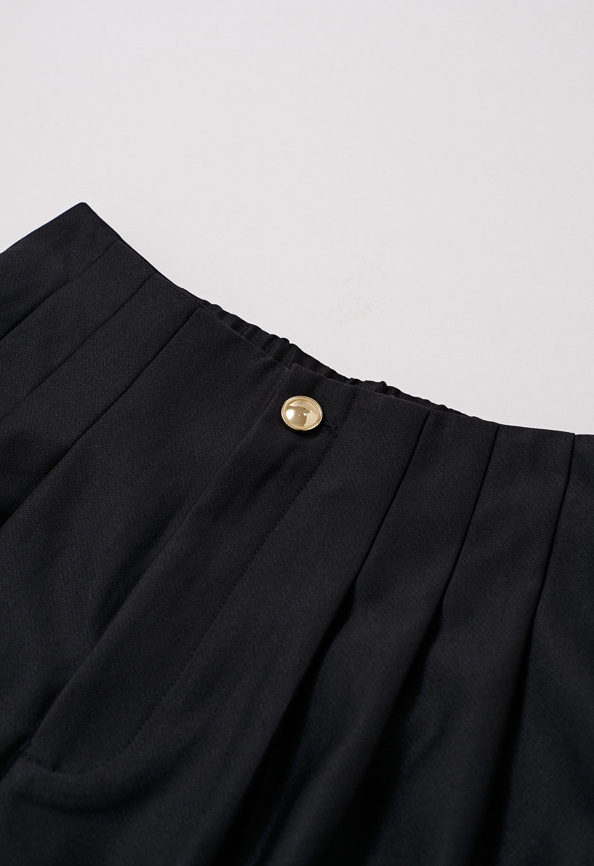 Polished Pleat Detail Straight-Leg Pants in Black