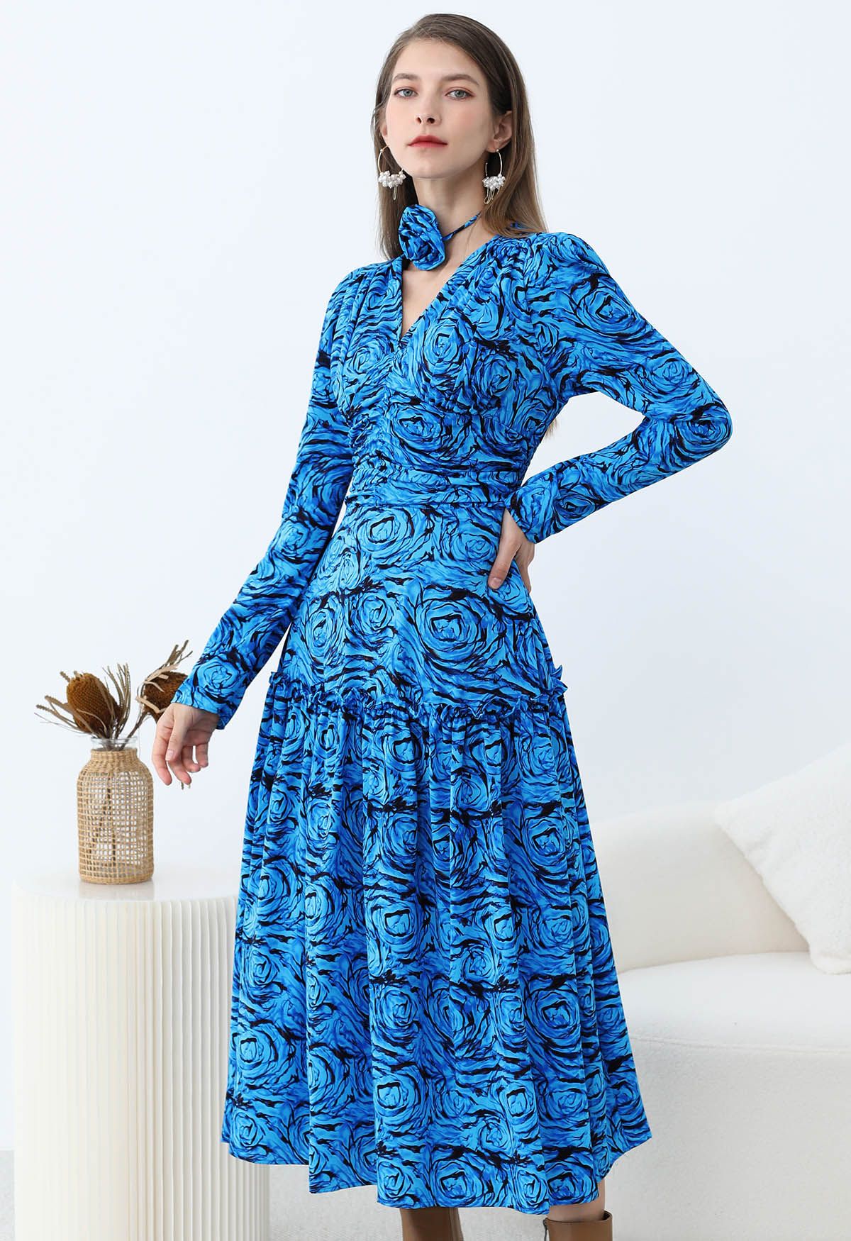 Fantastic Rose V-Neck Ruched Midi Dress with Choker in Blue