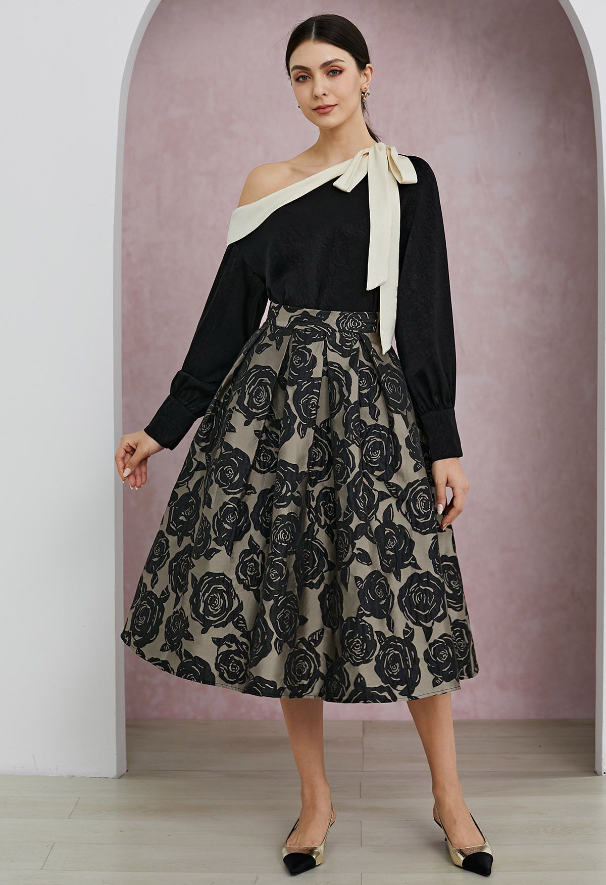 Embossed Rose Jacquard A-Line Pleated Midi Skirt in Black