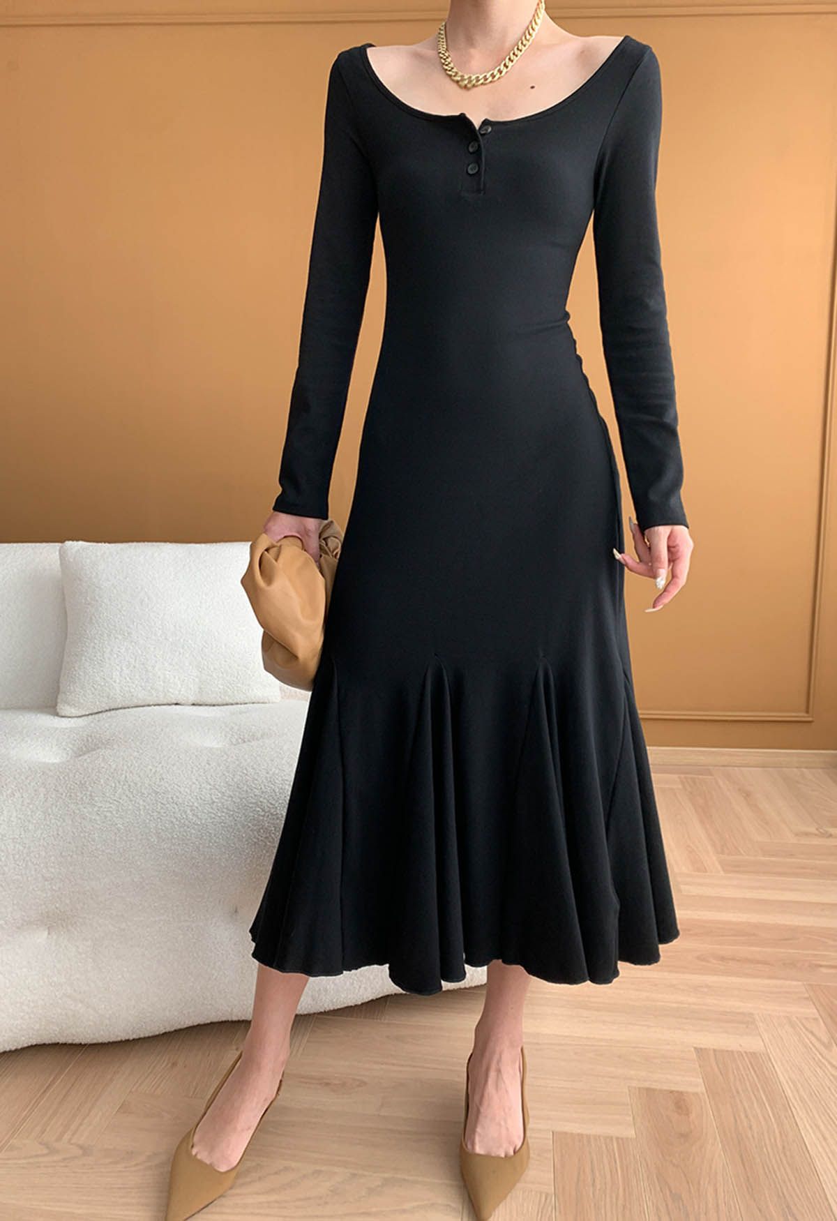 Scoop Neckline Flare Hem Midi Dress in Black