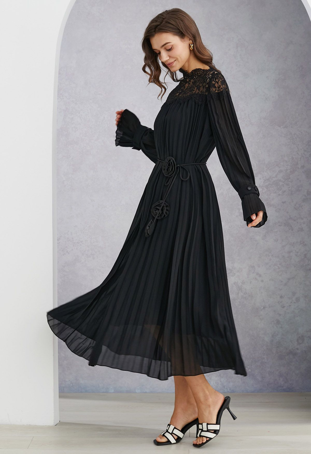 Rose String Lace Spliced Pleated Midi Dress in Black