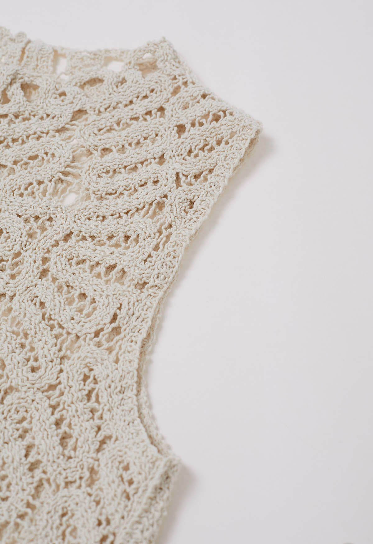 Winding Lace Crochet Mock Neck Sleeveless Buttoned Top